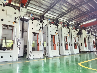 壓磚機批量發(fā)貨，場面壯觀